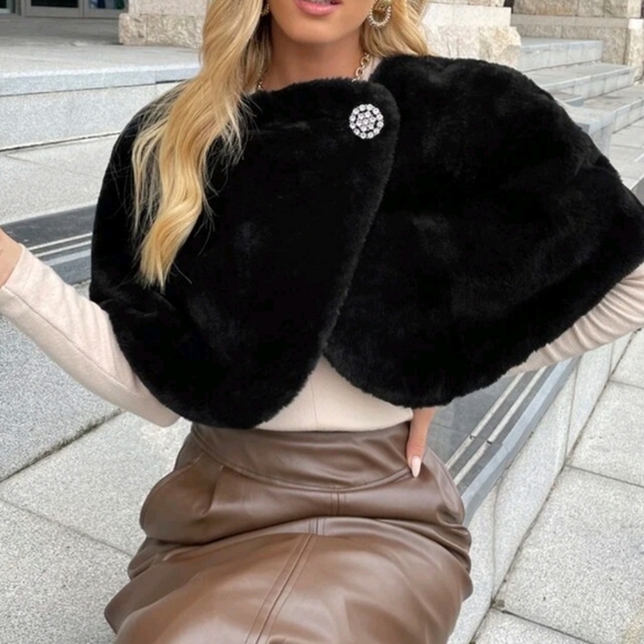 New Luxe Faux Fur Button Cape Shawl Capelet Stole Wrap Black - Picture 1 of 8
